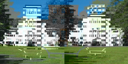 Sophienholm Kunsthal set fra Sophienholm Park